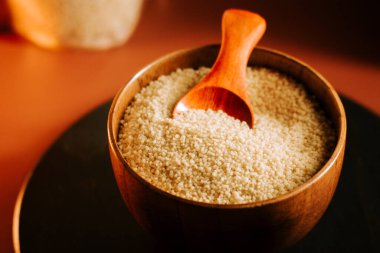 Kuskus ahşap bir kasede, evde yemek ve servis için hazır.