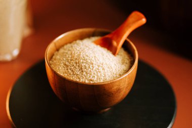 Kuskus ahşap bir kasede yemek ve servis için hazır.