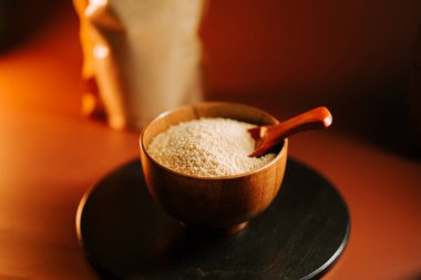 Tahta bir kâsede kuskus, ahşap bir kaşıkla, pişirmeye hazır.