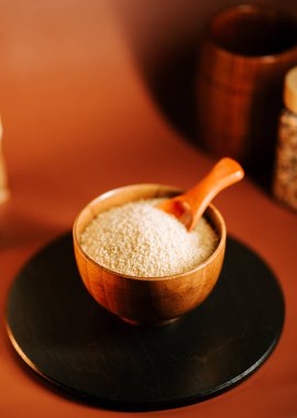 Kaktüs, ahşap bir kasede, karanlık bir yüzey üzerinde, rahat bir mutfak ortamında.