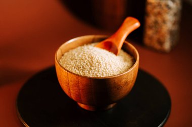 Kuskus ahşap bir kasede yemek yapmaya ya da lezzetli tariflerde kullanmaya hazır.