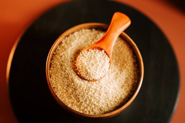 Tahta kasede kuskus taneleri. Yemek ve servis için kaşık hazır.