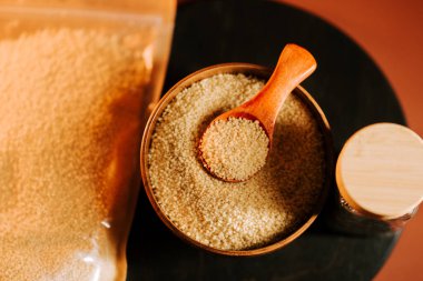 Kase içinde pişmemiş kuskus ve ahşap kaşık yemek ya da yemek hazırlığı için hazır.