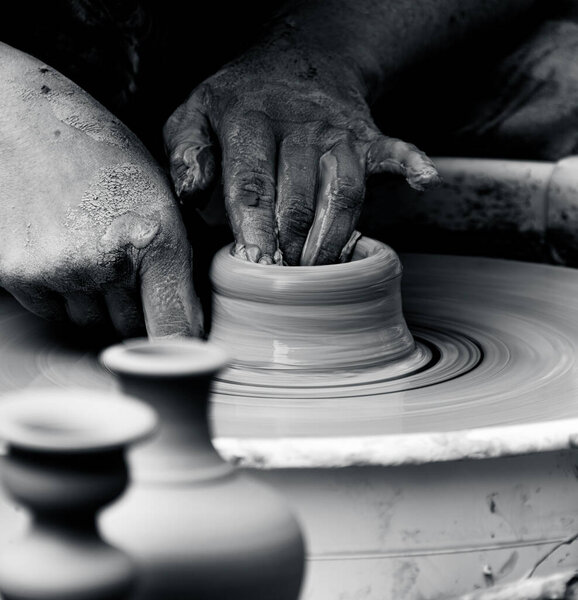 женские руки в мастерской уличного искусства с помощью гончарного колеса, живое ремесло глиняная оболочка в черно-белом тоне