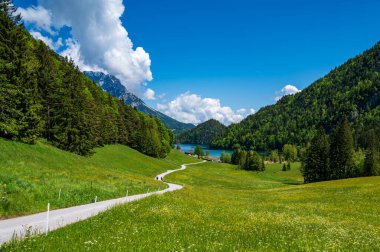 Avusturya, Hintersteiner Gör, mavi gökyüzü ve turkuaz su ile güzel bir manzara