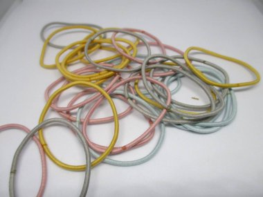 ikat rambut berwarna bisa digunakan pria atau wanita dengan latar belakang putih