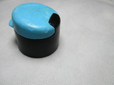 photo of a black and blue drinking bottle cap