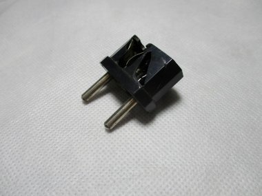 photo of a connection of a cable head to the power jack