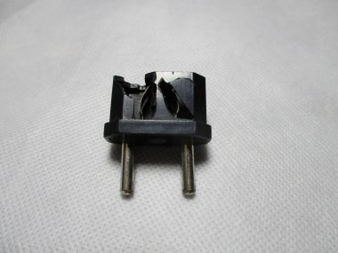 photo of a connection of a cable head to the power jack