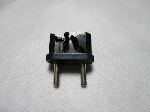 photo of a connection of a cable head to the power jack