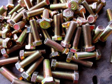 Araçlar için kullanılan cıvataların yakın menzilli fotoğrafları