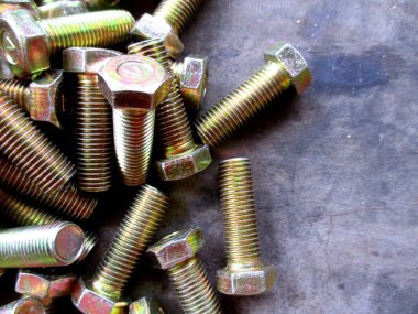 Araçlar için kullanılan cıvataların yakın menzilli fotoğrafları