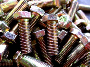 Araçlar için kullanılan cıvataların yakın menzilli fotoğrafları