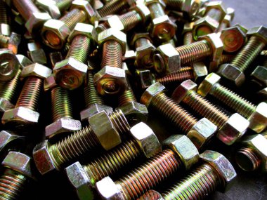 Araçlar için kullanılan cıvataların yakın menzilli fotoğrafları