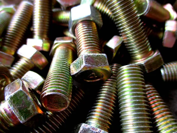 Araçlar için kullanılan cıvataların yakın menzilli fotoğrafları