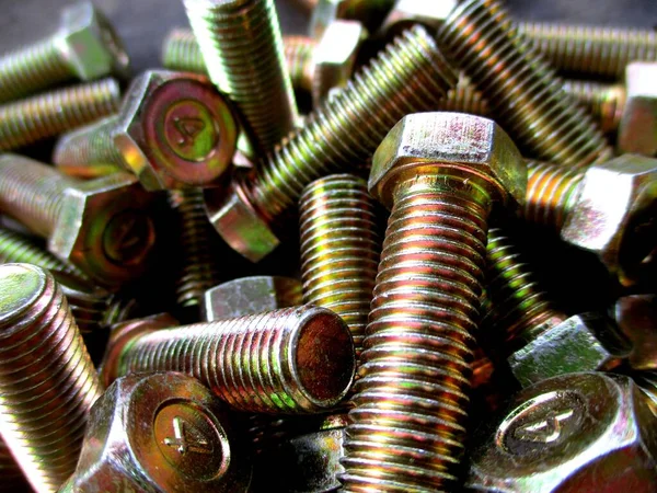 Araçlar için kullanılan cıvataların yakın menzilli fotoğrafları