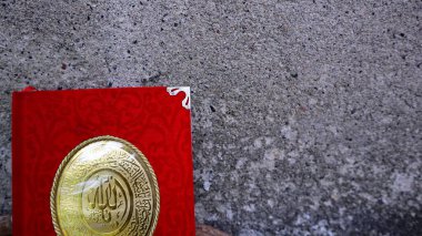 Yasin 'in kitabının ramadhan ibadetinde Kur' an okuma kısmını kapat.