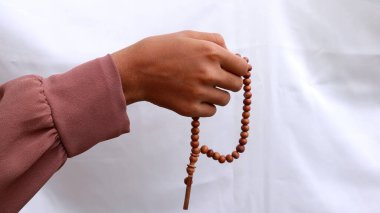 Müslüman kadınların el ele tutuşmaları ya da Tasbih 'i hatıra olarak kullanmaları