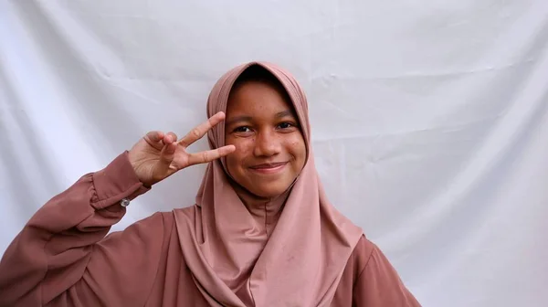 平和な手を持つ若いイスラム教徒の女性 — ストック写真