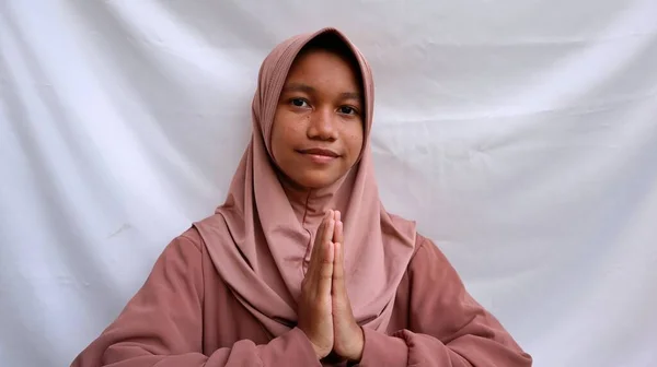 Ázsiai Muzulmán Fiatalok Két Kézzel Összekulcsolt Eid Megbocsátó Egymásnak — Stock Fotó