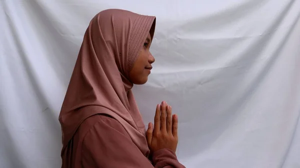 Asiático Muçulmano Juventude Com Duas Mãos Apertadas Para Eid Perdoando — Fotografia de Stock