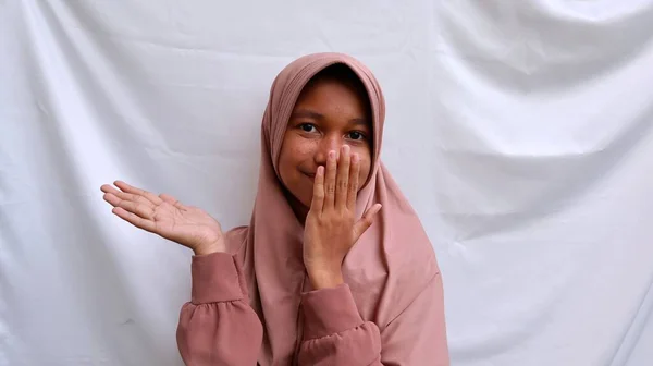 若いアジア系イスラム教徒の女性たちは恥ずかしがり屋の笑顔で口を覆い — ストック写真