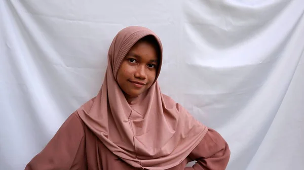 带着微笑和快乐的穆斯林少女 — 图库照片