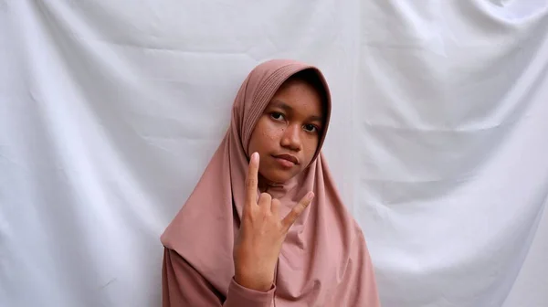Gadis Remaja Muslim Asia Menunjukkan Jarinya — Stok Foto