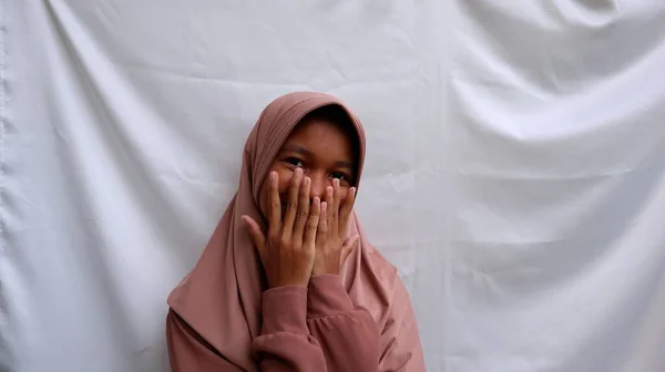 年轻的亚洲穆斯林妇女 双手捂着嘴 害羞地微笑着 — 图库照片