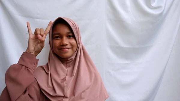 Asiático Muçulmano Adolescente Menina Mostrando Seu Dedo — Fotografia de Stock