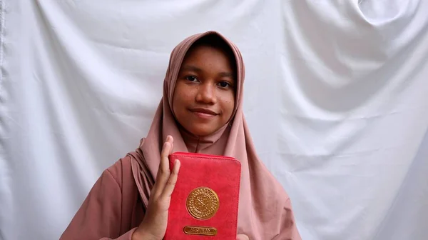Asiatische Muslimische Mädchen Und Die Heilige Quran — Stockfoto