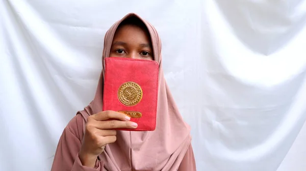 Ázsiai Muszlim Lányok Szent Korán — Stock Fotó