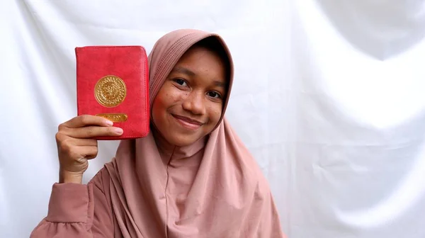 亚洲穆斯林女孩和神圣的昆兰 — 图库照片