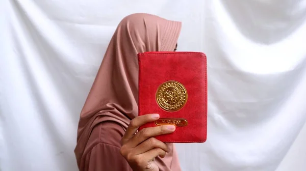 Asia Muslim Gadis Dan Quran Suci — Stok Foto
