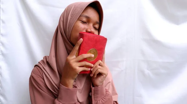 亚洲穆斯林女孩和神圣的昆兰 — 图库照片