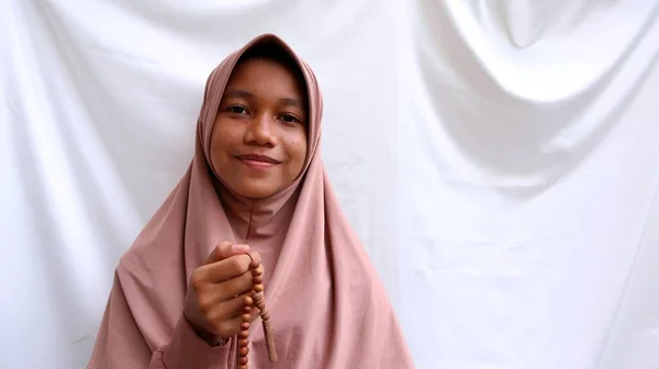 Wanita Muda Muslim Memegang Atau Menggunakan Tasbih — Stok Foto