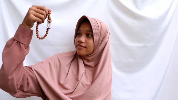 Fiatal Muszlim Nők Akik Tasbih Tartanak Vagy Használnak — Stock Fotó