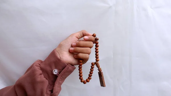 Mãos Mulheres Muçulmanas Segurando Usando Tasbih Para Lembrança — Fotografia de Stock