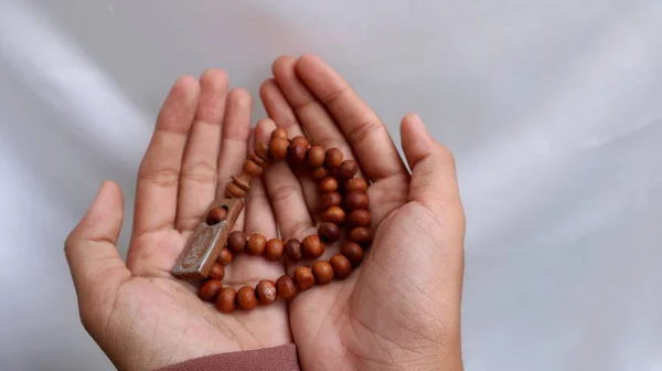 Tangan Wanita Muslim Memegang Atau Menggunakan Tasbih Untuk Mengingat — Stok Foto