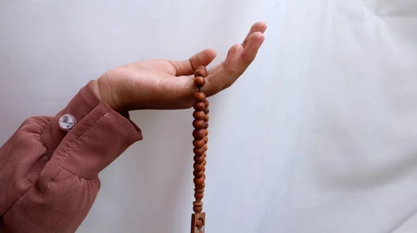 Χέρια Μουσουλμάνων Γυναικών Που Κρατούν Χρησιμοποιούν Tasbih Αναμνηστικό — Φωτογραφία Αρχείου
