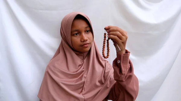 Tasbih Tutan Kullanan Genç Müslüman Kadınlar — Stok fotoğraf