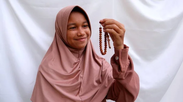 持有或使用Tasbih的年轻穆斯林妇女 — 图库照片