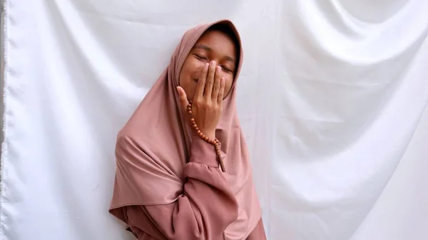 年轻的亚洲穆斯林妇女 双手捂着嘴 害羞地微笑着 — 图库照片