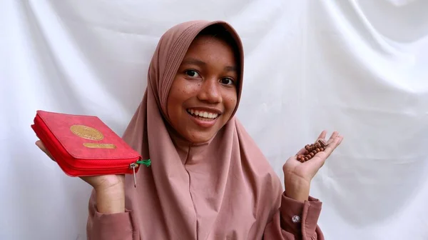 Gadis Muslim Asia Muda Memegang Quran Suci Dan Manik Manik — Stok Foto