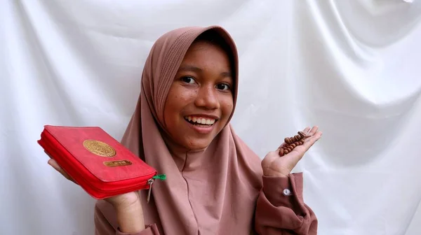 年轻的亚裔穆斯林女孩手持神圣的鹌鹑和祈祷珠子 — 图库照片