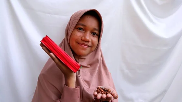 年轻的亚裔穆斯林女孩手持神圣的鹌鹑和祈祷珠子 — 图库照片