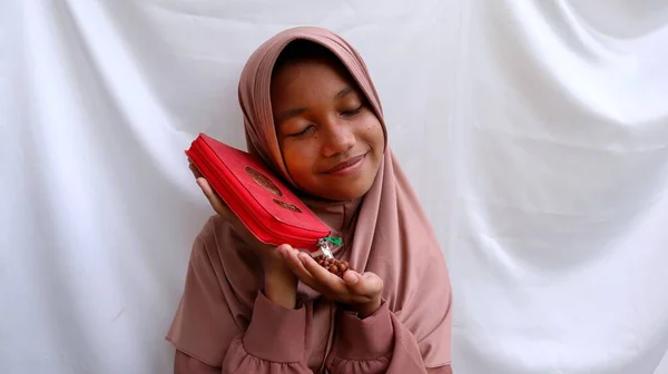 Joven Asiático Musulmán Chica Holding Santo Quran Oración Perlas —  Fotos de Stock