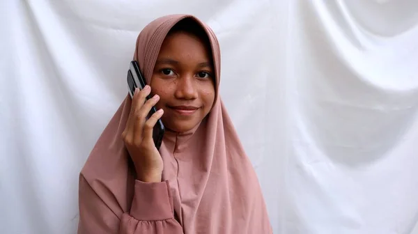 비디오 전화를 스마트폰을 사용하는 아시아 이슬람젊은 — 스톡 사진