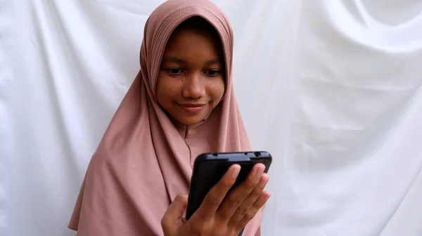 Mujeres Jóvenes Musulmanas Asiáticas Que Utilizan Teléfonos Inteligentes Para Hacer — Foto de Stock
