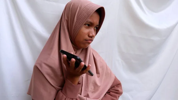 Asiático Muçulmano Jovens Mulheres Que Estão Usando Smartphones Para Fazer — Fotografia de Stock